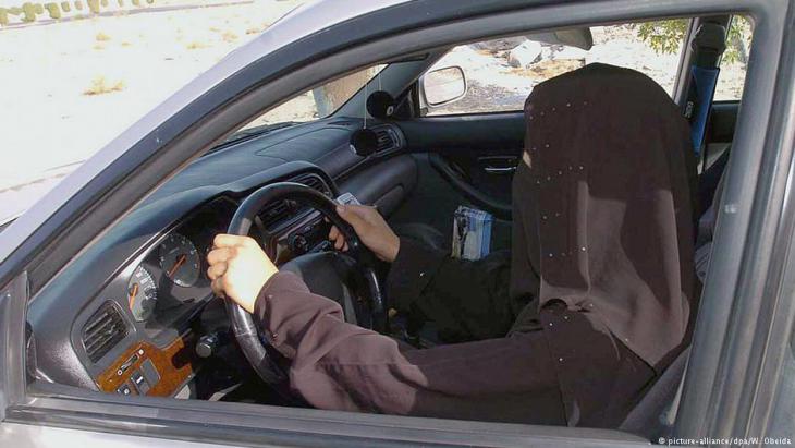 Saudi woman at the wheel (photo: picture-alliance/dpa)