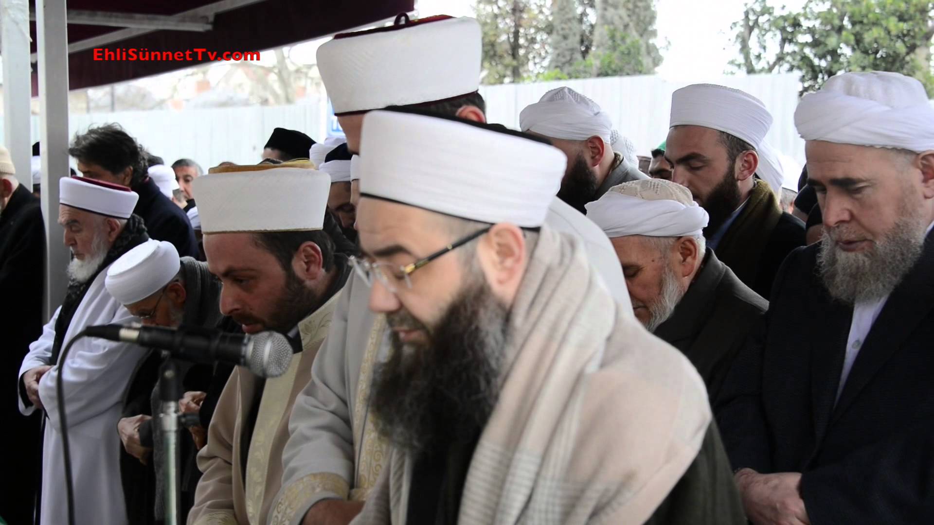 Members of the Ismailaga cemaat at prayer (source: Youtube)