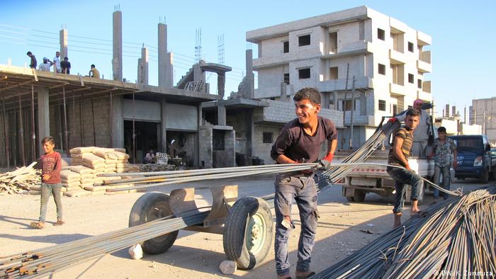 Construction work in downtown Kobani (photo: DW/Zurutuza)