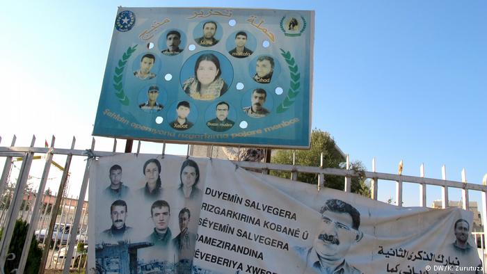 Kobani's dead fighters on a billboard in downtown Kobani (photo: DW/Zurutuza)