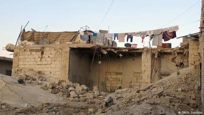 Laundry hangs amid the rubble in Kobani (photo: DW/Zurutuza)