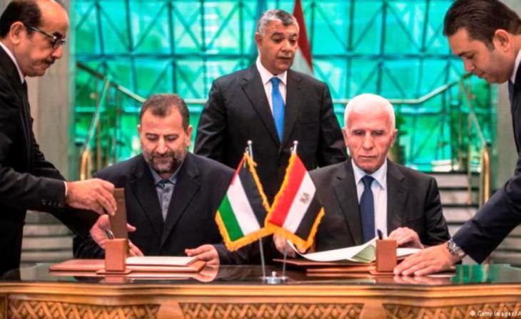 ممثاو حماس وفتح خلال توقيع اتفاق المصالحة في القاهرة 