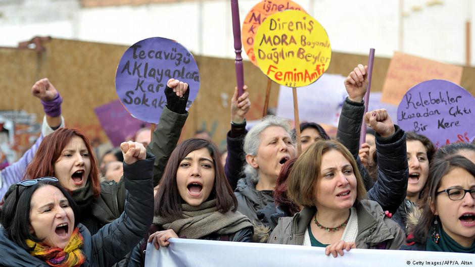 Proteste gegen die "Mufti-Ehe" von Frauenrechtsgruppen in Ankara; Foto: Getty Images/AFP