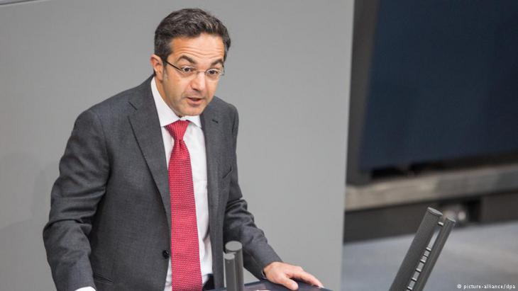 Kermani addresses the German Bundestag on the 65th anniversary of the promulgation of Germany′s Basic Law (photo: picture-alliance/dpa)