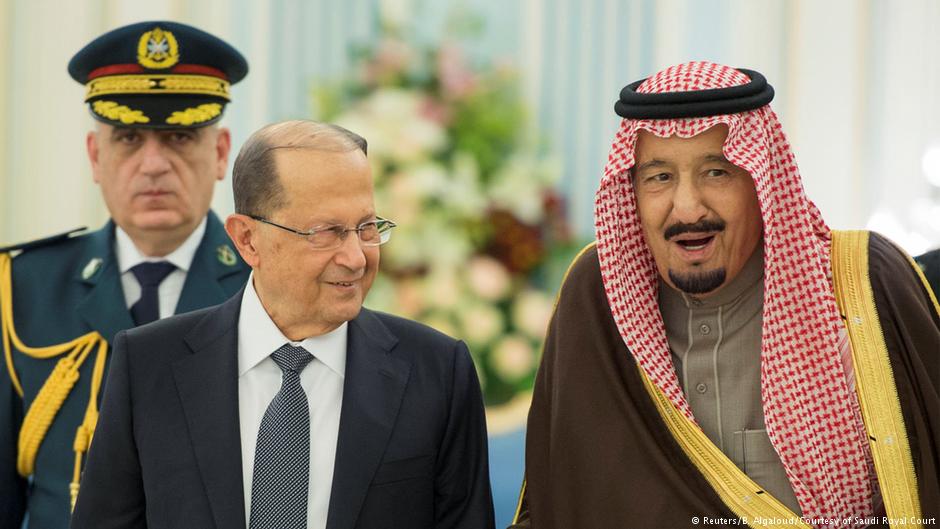 عون يدعو الرياض لتقديم إيضاحات حول الحريري وواشنطن تحذر. في الصورة عون مع ملك السعودية سلمان