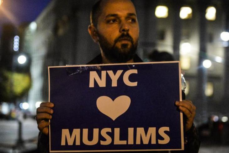 Muslim man from Manhattan holds up a sign emblazoned with the message "New York City loves Muslims" during a vigil for victims of the New York terror attack (photo: dpa)
