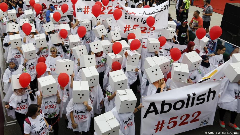 Demonstration der Frauenrechtsgruppe "Abaad" gegen umstrittenen Paragrafen 522 des libanesischen Strafgesetzbuchs; Foto: AFP/Getty Images