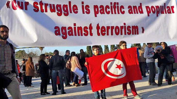 Demonstration für die Opfer des Anschlags auf das Bardo-Museum in Tunesien im Jahr 2015; Foto:  DW/Sarah Mersch