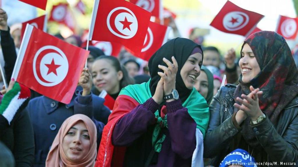 سيدات في تونس يتظاهرن دعما لمسيرة الديمقراطية