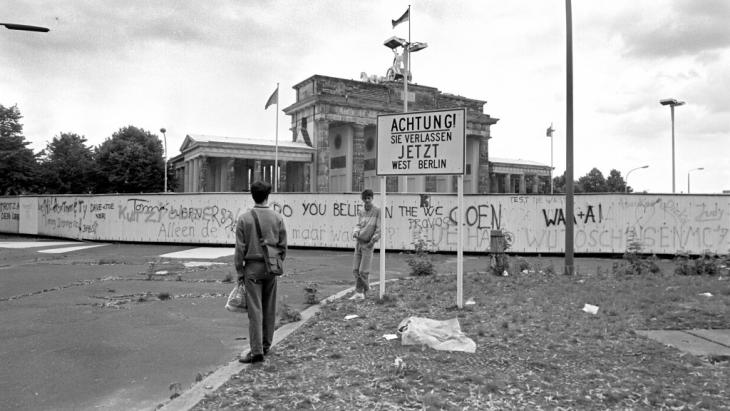 The Berlin Wall and the Brandenburg Gate in 1987 (photo: picture-alliance/dpa)