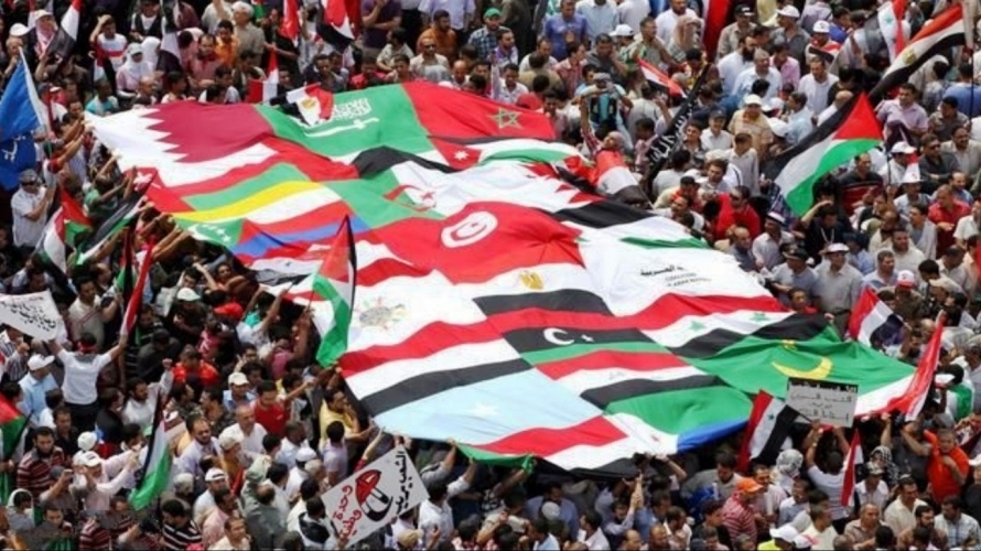 أحد حشود الربيع العربي مع أعلام البلدان العربية