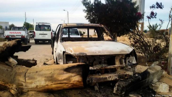 Burnt-out cars in Rawda, North Sinai following the attack by IS (photo: picture-alliance/AA)