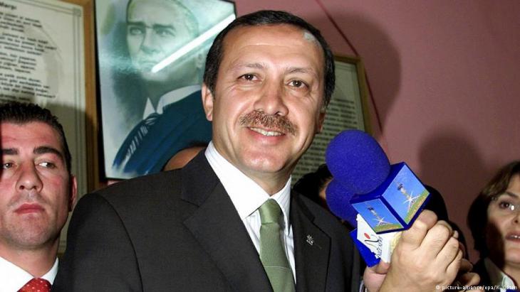 Recep Tayyip Erdogan following the AKP election victory in 2002 (photo: picture-alliance)