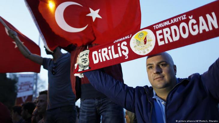 Erdogan supporters celebrate the adoption of the Turkish presidential system (photo: picture-alliance/AP)