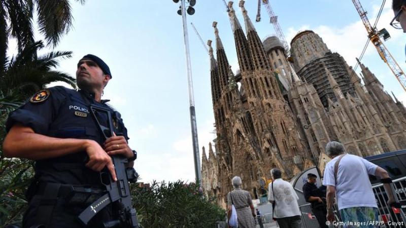 عاشت مدينة برشلونة ليلة الخميس (17 آب/ أغسطس 2017) حالة من الهلع، بعد الهجوم الإرهابي الذي استهدف جادة "لا رامبلا"، أكثر المناطق جذباً للسياح في المدينة. الهجوم نفذه سائق شاحنة صغيرة، حين دهس حشداً من المارة وسط المدينة، ما أوقع 14 قتيلاً وعشرات الجرحى، بحسب السلطات الإقليمية.