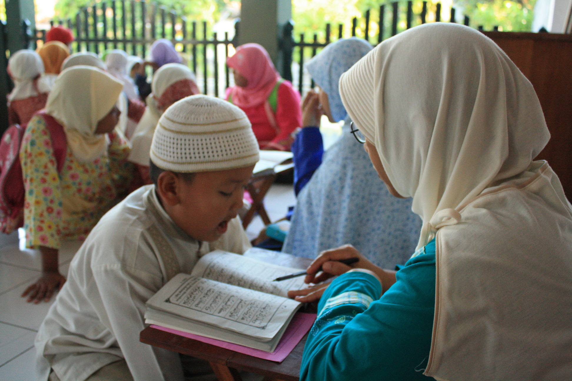 Teaching children at Al-Muhtadin Koranic Education Centre, Indonesia (source: tpamuhtadin.wordpress.com)