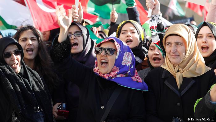 Turkish women protesting (photo: Reuters/O. Orsal)