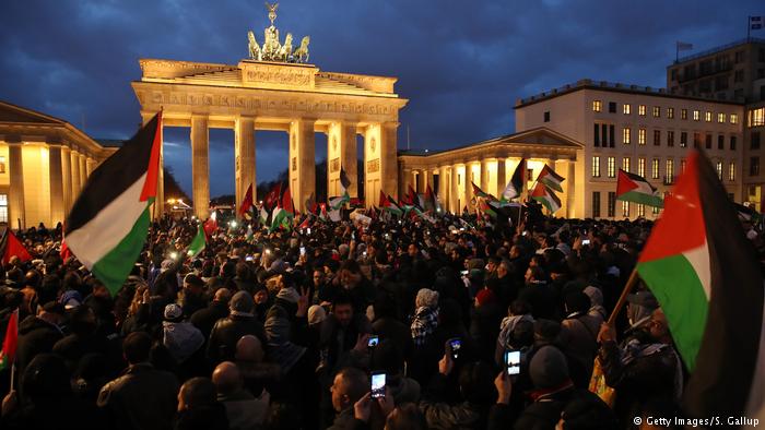 Protests in Berlin as well (photo: Getty Images/S. Gallup)
