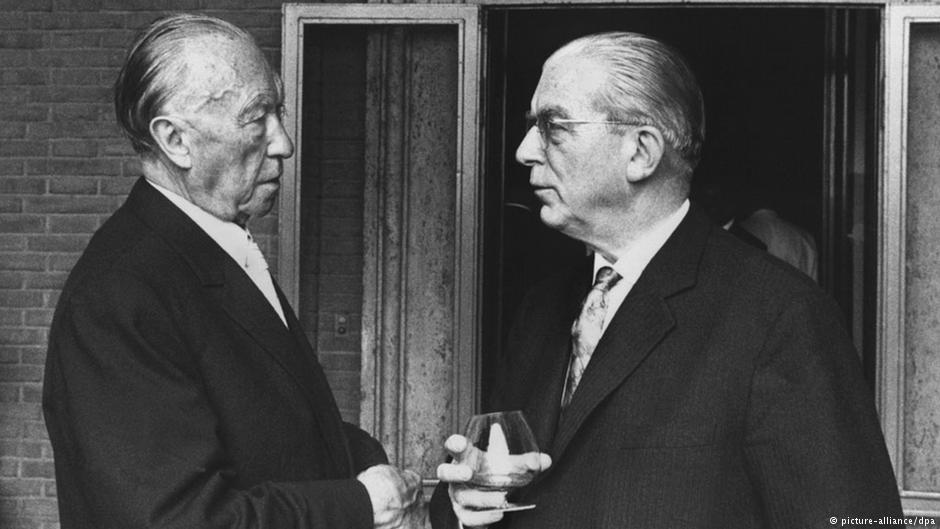 Bundeskanzler Dr. Konrad Adenauer und Staatssekretär Dr. Hans Globke (r.) im September 1963; Foto: dpa/picture-alliance
