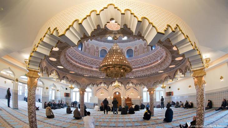 مسلمون في مسجد أبو بكر في فرانكفورت الصورو بيكتشر اليانز 