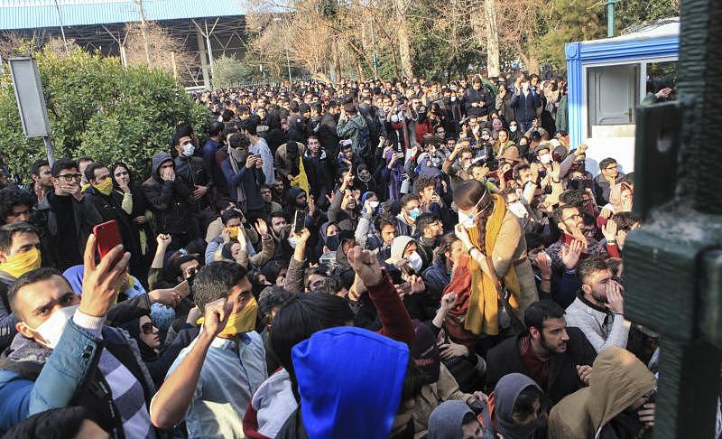 Studenten protestieren am 30.12.2017 auf dem Gelände der Universität in Teheran; Foto: dpa