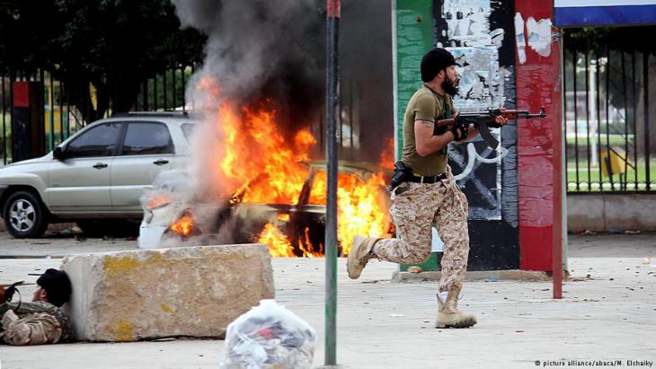 Street fighting between Libyan military and militia members in Benghazi, November 2013 (photo: picture-alliance/abaca)