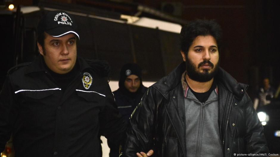 Festgenommener türkisch-iranischer Geschäftsmann Reza Zarrab (r.) am Flughafen von Istanbul am 17. Dezember 2013; Foto: picture-alliance/AAA