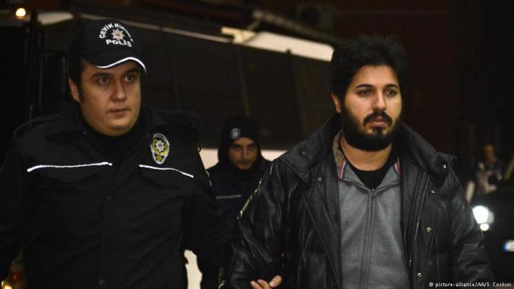 The Turkish-Iranian businessman Reza Zarrab during his arrest at the airport in Istanbul on 17 December 2013 (photo: picture-alliance/AAA)