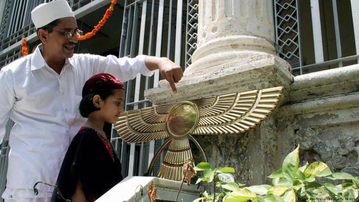 Zoroastrian priest explains the meaning of the angel (Asho Farohar) to a child at a fire temple in Ahmedebad, India (photo: AM PANTHAKY/AFP/Getty Images)