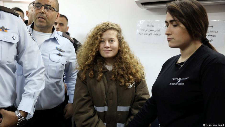Palestinian teen Ahed Tamimi enters military court at Ofer Prison near Ramallah, 15.01.2018 (photo: Reuters/Ammar Awad)