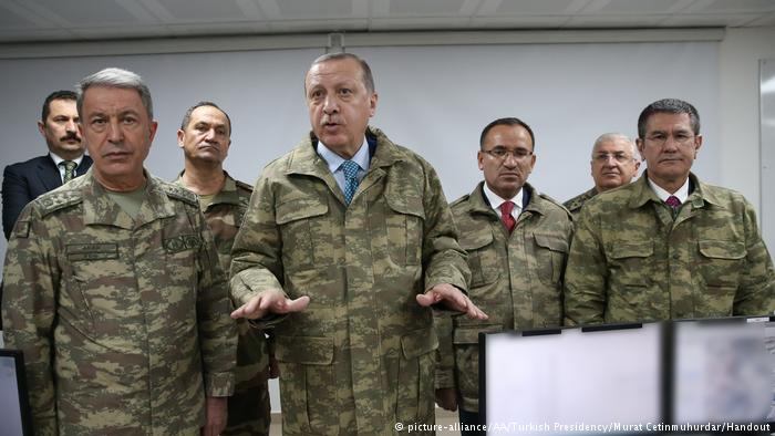 Der türkische Präsident Erdogan (vorne, 2. v. l.) zu Besuch auf der grenznahen Militärbasis in Hatay; Foto: picture-alliance 