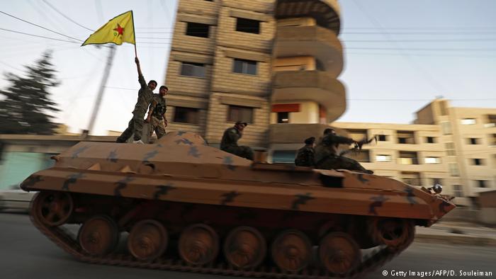 YPG-Kämpfer auf einem Panzerwagen in der Stadt Qamischli im Nordosten Syriens an der Grenze zur Türkei; Foto: 