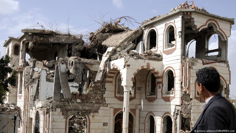 Von saudischen Kampfjets zerstörte Häuser in der jemenitischen Hauptstadt Sanaa; Foto: picture-alliance/ZUMA PRESS