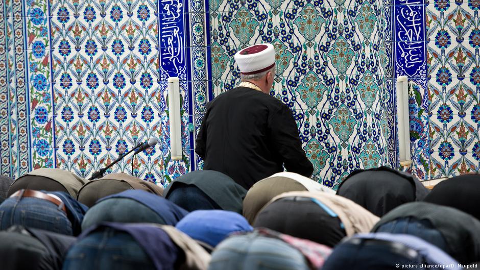 Betende in einer Moschee der Türkisch-Islamischen Union der Anstalt für Religion (DİTİB); Foto: picture-alliance/dpa
