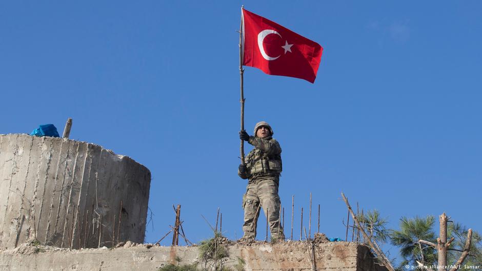 سكان عفرين يتألفون من 98 في المائة من الأكراد والإيزيديين الأكراد غير المسلمين. عسكريا تبقى تركيا التي لا يمثل جيشها ثاني أحدث ولكن ثاني أكبر قوة عسكرية في حلف الناتو متفوقة كثيرا نظريا على الأكراد.