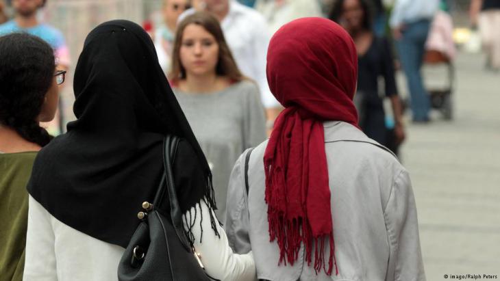 Muslim women wearing headscarves in Munich city centre (photo: imago/Ralph Peters)