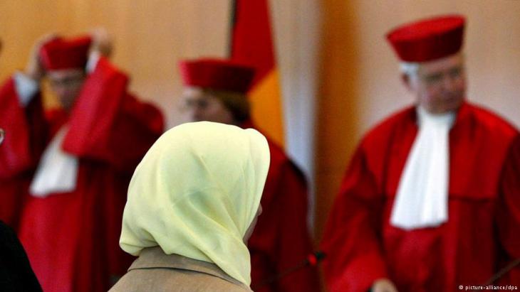 Muslim teacher – and named plaintiff in the headscarf controversy – Fereshta Ludin at the German Constitutional Court in Karlsruhe on 24.09.2003 following the controversial ruling (photo: dpa/picture-alliance)