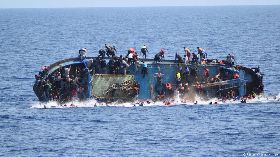 Kenterndes Flüchtlingsboot im Mittelmeer; Foto: Reuters