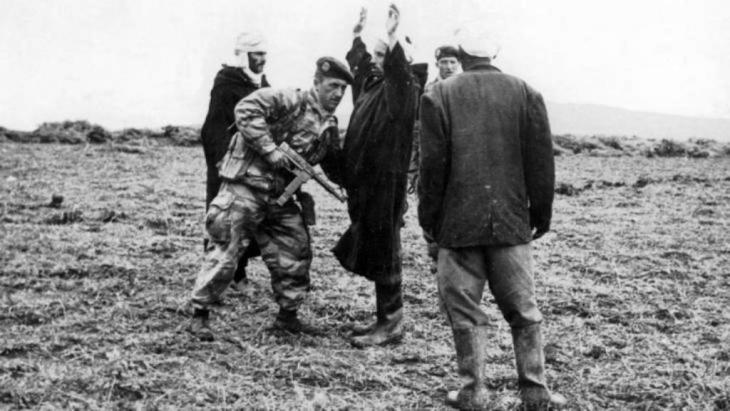 دورية فرنسية في الجزائر في تاريخ 21 / 01 / 1958 تفتش جزائريين بشبهة حمل أسلحة.