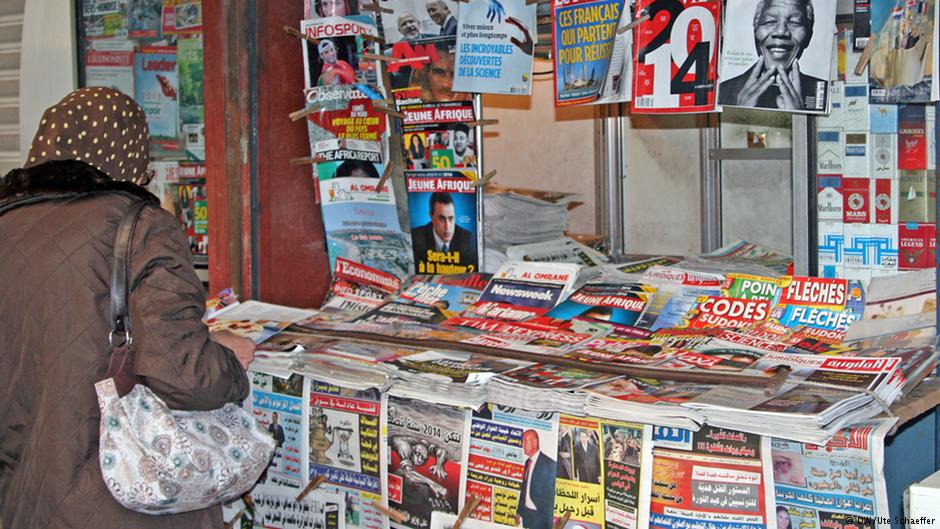 صحف وجرائد ومجلات في أحد أكشاك تونس.