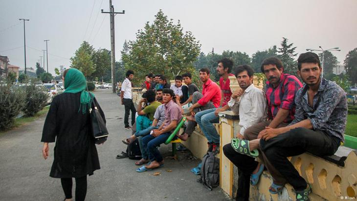 Unemployed Iranians wait for casual work (photo: Mizan)