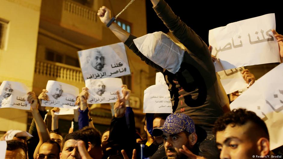 Proteste zur Freilassung des prominenten Aktivisten und Regimekritikers Nasser Zefzafi in El-Hoceima; Foto: Reuters/Youssef Boudlal