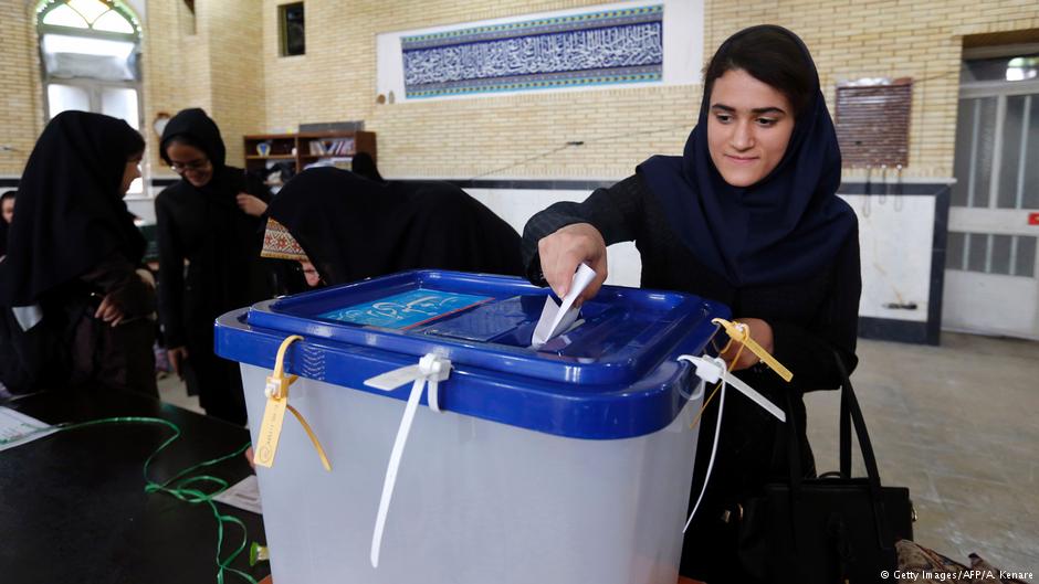 Iranerin bei der Stimmabgabe anlässlich der iranischen Parlamentswahlen am 29. April 2016; Foto: Getty Images/AFP