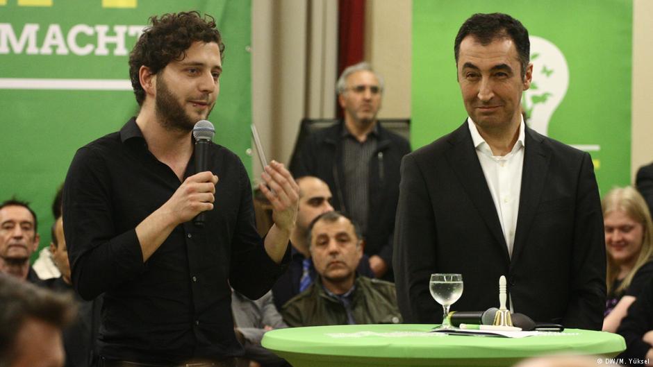 "Erdogan, Islam, Integration" event held in Duisburg-Marxloh to discuss the deterioration of German-Turkish relations and other issues surrounding integration on 29.03.2017, with former co-chair of the German Green Party and son of Turkish migrants, Cem Ozdemir (right) (photo: DW/M. Yuksel)