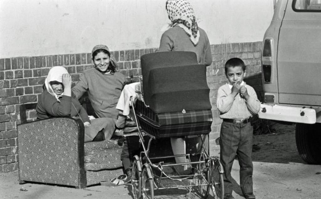 في عام 1961 جاء الحجاب كلباس للنساء المسلمات إلى المجتمع الألماني.