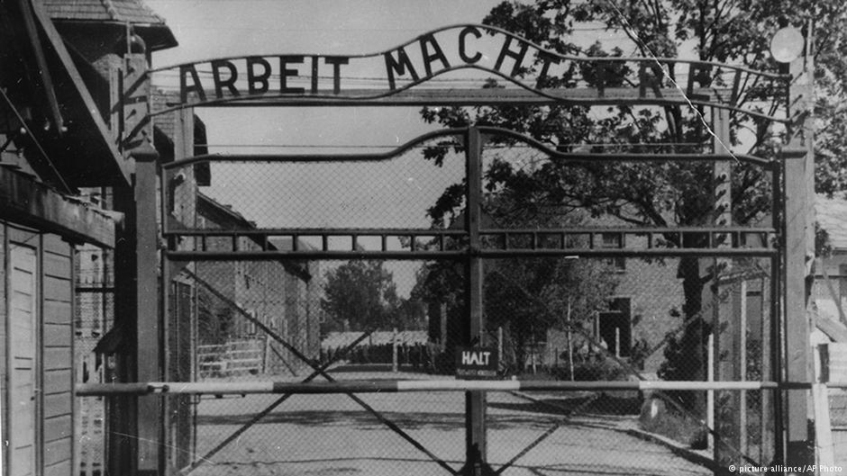 مدخل معسكر الاعتقال والإبادة النازية في أوشفيتز. Quelle: picture-alliance/AP