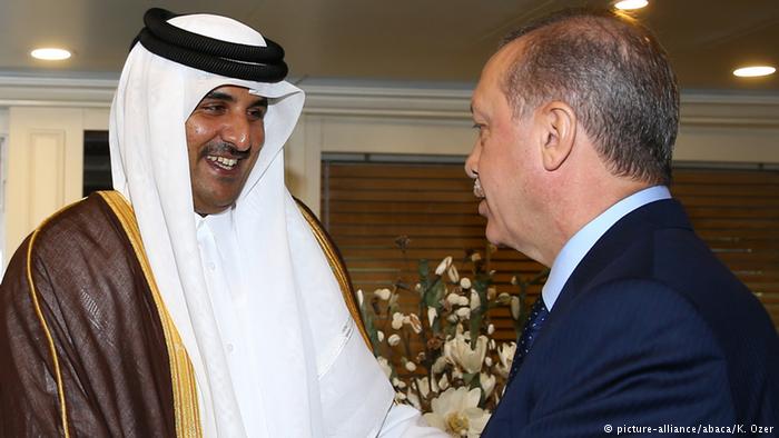 تركيا والسعودية...علاقة مد وجزر مديدة. الصورة: إردوغان وتميم.