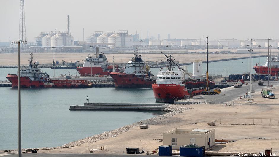 مدينة رأس لفان الصناعية، الموقع الرئيسي في قطر لإنتاج الغاز الطبيعي المسال وتحويل الغاز إلى سائل، بإدارة شركة قطر للبترول، على بعد حوالي 80 كيلومترًا (50 ميلًا) شمال العاصمة الدوحة ، في 6 فبراير / شباط 2017. Getty Images/AFP/K. Jaafar)