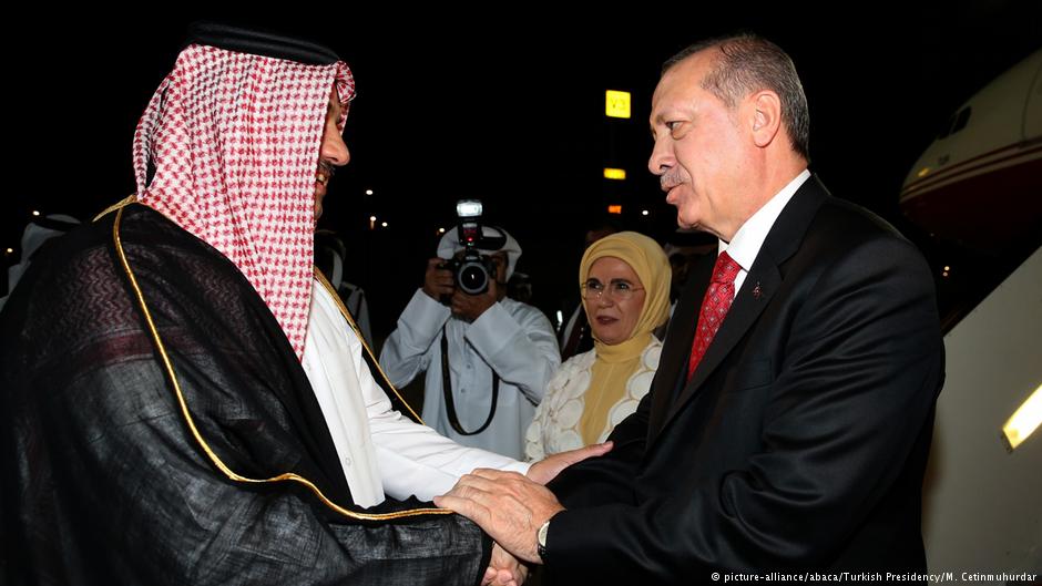 Turkish President Recep Tayyip Erdogan (R) and his wife Emine Erdogan (2 R) is welcomed by Minister of State for Defence of Qatar, Khalid bin Mohammad Al Attiyah (L), and Ambassador of Turkey to Qatar Fikret Ozer (not seen) at Hamad International Airport in Doha, Qatar on 14 November 2017 (photo: picture-alliance/abaca/Turkish Presidency/M. Cetinmuhurdar)