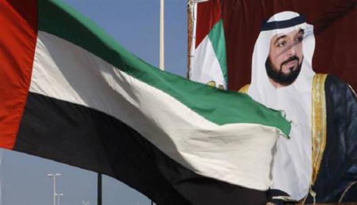 United Arab Emiratesʹ flag and a billboard showing Sheikh Khalifa bin Zayed Al-Nahyan in Abu Dhabi (photo: Reuters/Ahmed Jadallah)